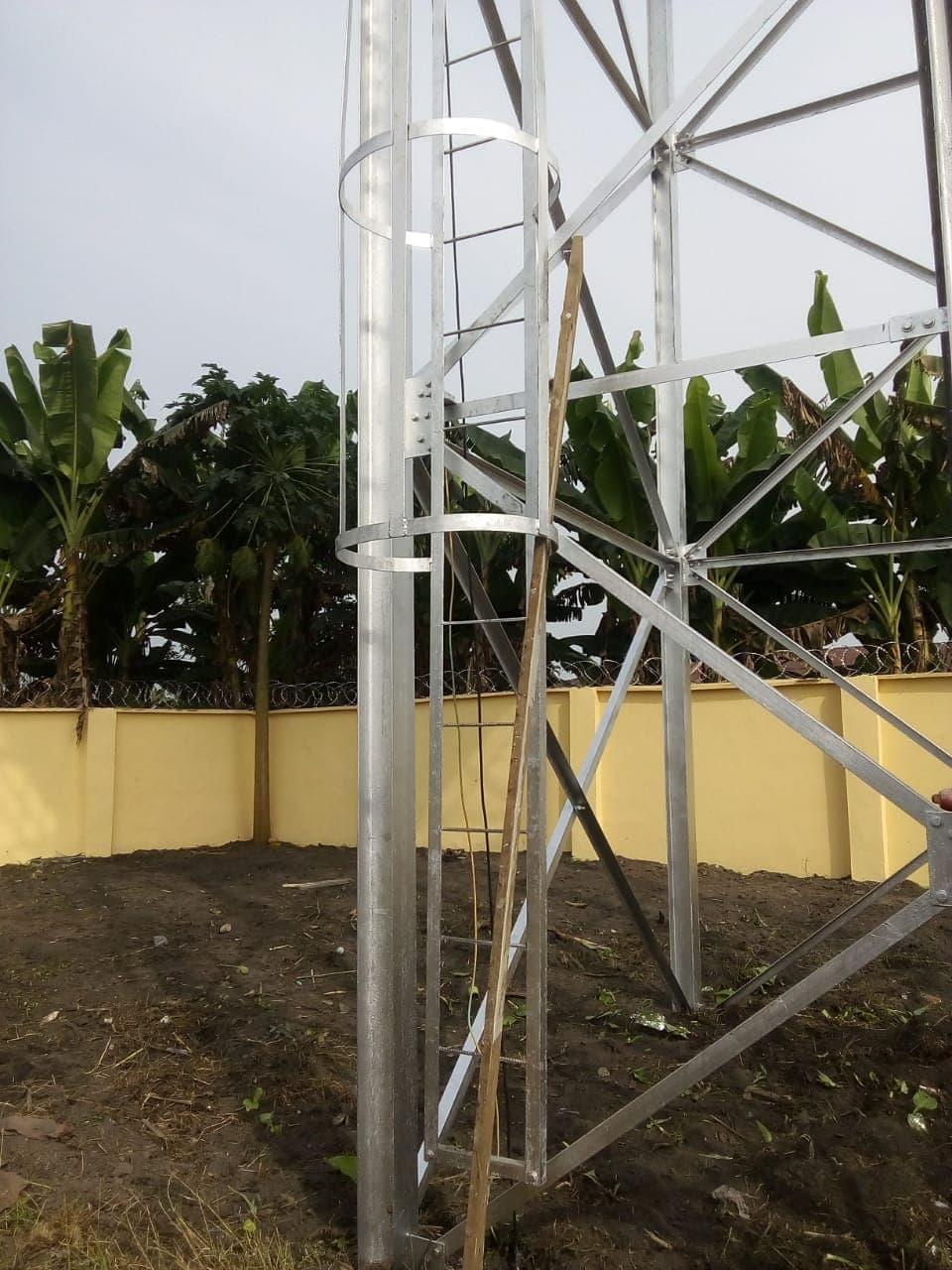 Steel lattice tower supporting elevated water storage