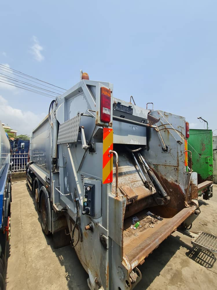 Refuse collection truck rear hopper and hydraulics