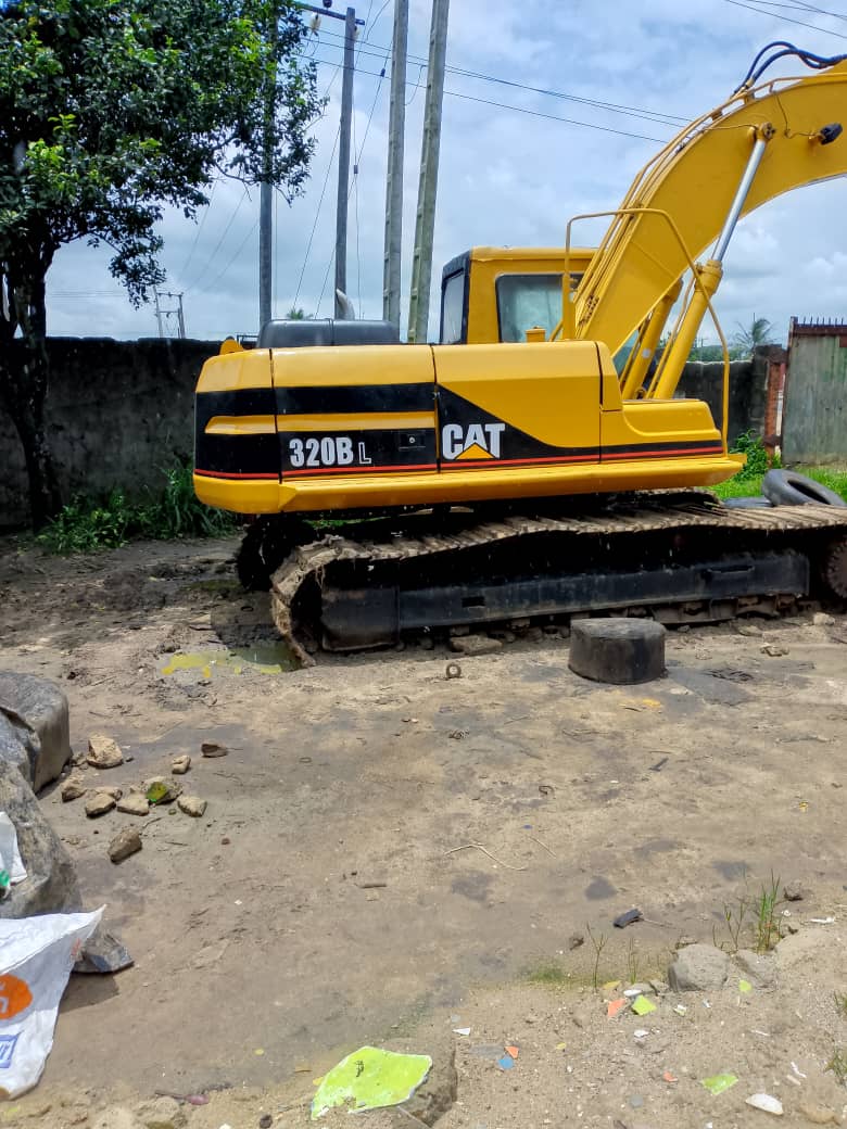 CAT 320B L excavator profile on a worksite